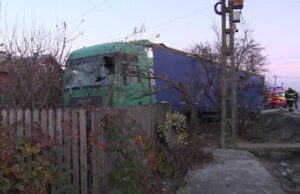 A intrat cu TIR-ul în gospodăriile oamenilor. Cum s-a întâmplat totul