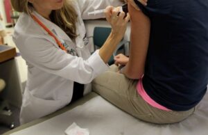 Elevă din Cluj, vaccinată cu serul greșit: ”Acum mă simt puțin rău, dar cred că sunt efectele vaccinului!”