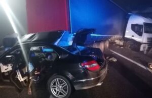 Un tânăr a murit, iar o fată a fost grav rănită, după ce un Mercedes a fost spulberat de un TIR într-un accident la Poiana Stampei