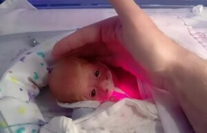 Preot din Constanța, chemat să boteze un bebeluș născut prematur și aflat pe moarte: “Copilul ăsta n-a pus un gram de la naştere, are insuficienţă respiratorie gravă, şi totuşi nu vrea să moară” –– >>