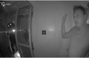 Nouă polițiști au intrat în casa unui bărbat, la adresa greșită pentru a-l aresta. L-au scos în stradă aproape dezbrăcat