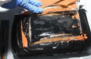 Traficantă de droguri la 73 de ani. Unde a fost prinsă o femeie cu 4 kilograme de cocaină