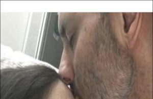 Soția i-a murit în brațe, la spital. Distrus de durere, bărbatul a băgat un plic în buzunarul doctorului care s-a ocupat de cazul ei. Ce se afla în plic te va cutremura…