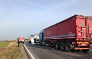 Accident mortal pe E70, după o șicanare între două tiruri și o dubă. O persoană a murit strivită – – –