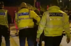 Un șofer fără permis, prins de polițiști după o cursă nebună în Craiova. Bărbatul s-a oprit cu mașina într-un gard