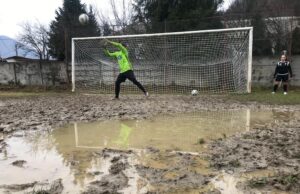 Ca la Rovine! Imagini incredibile în România! Un meci din fotbalul feminin s-a jucat pe un teren plin cu noroi şi bălţi