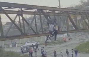 Un bărbat a vrut să se arunce de pe un pod, din dragoste pentru o minoră, în Reșița