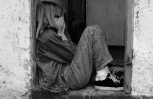 Doi copii de 4 și 10 ani au fost bătuți de mamă și trimiși la cerșit, în Măderat, Arad