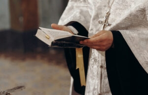 Doi preoți din Botoșani sunt acuzați că le-au cerut credincioșilor vaccinați să plece din biserică și le-au smuls oamenilor măștile