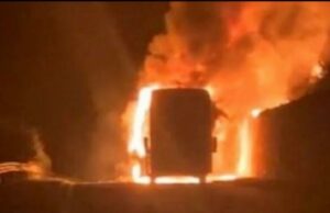 Cel puțin 45 de oameni, printre care și copii, au murit într-un autobuz care a luat foc