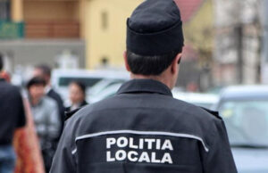 Doi polițiști locali, reținuți după ce au bătut un om al străzii și au vrut să-i dea bani să renunțe la acuzații