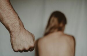 Un judecător a decis că prostituatele îşi iubesc proxeneţii. Interceptare din dosar: „Am bătut-o patru ore încontinuu, mă, ești nebun?”