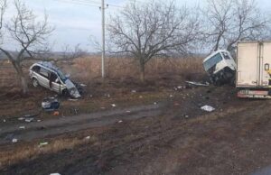 Șase oameni au murit pe loc după ce un TIR a spulberat autoturismul în care se aflau