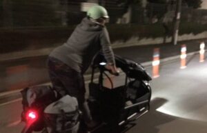 Imagini virale. O femeie parlamentar a mers cu bicicleta la spital pentru a naște