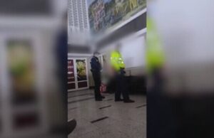 Imagini revoltătoare surprinse în Gara din Braşov! Un polițist aflat în timpul serviciului a lovit cu bastonul doi oameni ai străzii