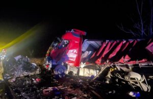 Patru tineri au murit, după ce o mașină a fost strivită de două TIR-uri, într-un accident devastator în Cornea, Caraș-Severin