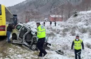Un autoturism a derapat și a intrat într-un autobuz, în județul Sibiu. Două femei au murit. Momentul a fost filmat –
