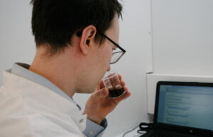 După ce au produs carne artificială, oamenii de știință au creat cafea în laborator