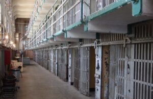 Deținut din Iași, sancționat după ce a făcut țuică în penitenciar. Polițiștii au descoperit bidoane cu fructe fermentate în celula lui