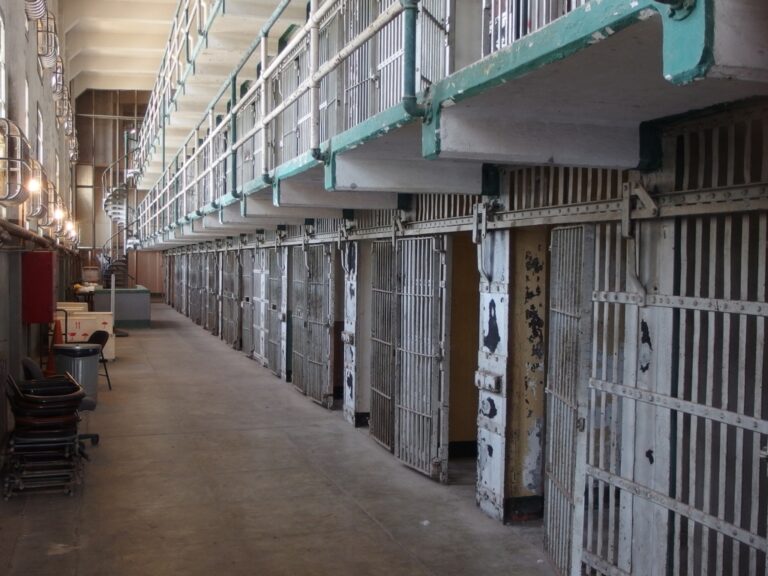 Deținut din Iași, sancționat după ce a făcut țuică în penitenciar. Polițiștii au descoperit bidoane cu fructe fermentate în celula lui