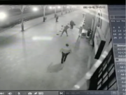 Un tânăr a fost luat la bătaie de iubitul său într-o gară din Suceava pentru că l-a înșelat cu un travestit. O polițistă a intervenit cu hotărâre