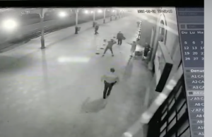 Un tânăr a fost luat la bătaie de iubitul său într-o gară din Suceava pentru că l-a înșelat cu un travestit. O polițistă a intervenit cu hotărâre