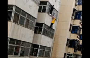 Un curier din China s-a urcat pe un bloc până la etajul 3 pentru a salva o fetiță care stătea să cadă