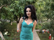 Nimeni n-o crede pe această româncă superbă când spune care este meseria ei. Culmea! Logodnicul ei o suportă şi aşa…