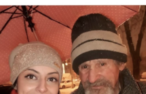 O tanara de 27 de ani din Timisoara a gasit un batran sarman înghetat de frig in parcarea unui hipermarket si l-a luat cu ea acasa. Ce s-a întâmplat în casa acesteia te va face să plângi: Cine era cu adevărat bărbatul…