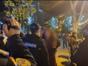 Constănțenii fără certificat verde s-au luat la bătaie cu jandarmii pentru că nu aveau voie să intre în Târgul de Crăciun – – –