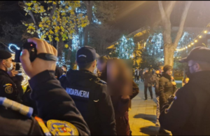 Constănțenii fără certificat verde s-au luat la bătaie cu jandarmii pentru că nu aveau voie să intre în Târgul de Crăciun – – –
