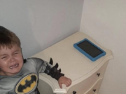 Mama a simțit un miros îngrozitor în camera băiețelului ei, a făcut curat în toată casa, dar nu dispărea orice-ar fi făcut! După o săptămână a deschis un sertar, a văzut ce era acolo și a început să urle. Ce făcuse băiatul ei a ajuns la știri…