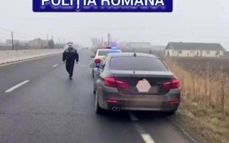 O șoferiță a anunțat la 112 că a fost amenințată cu un pistol în trafic. Neașteptat ce au găsit polițiștii atunci când au oprit autoturismul –
