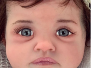 Observi ceva ciudat la această fetiță? Mii de oameni NU și-au dat seama! Adevărul despre bebelușul din fotografie