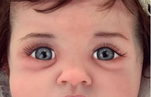 Observi ceva ciudat la această fetiță? Mii de oameni NU și-au dat seama! Adevărul despre bebelușul din fotografie