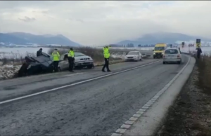 Un bărbat a supraviețuit după ce s-a răsturnat cu mașina, dar a fost accidentat mortal de autoturismul care venea din spate –