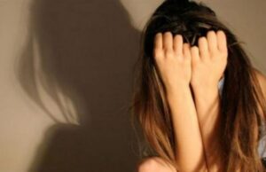 Ce este sextingul şi cum a devenit un fenomen în România. Minore convinse să trimită poze nud pe internet