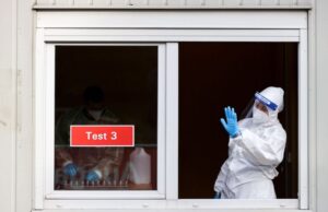 Vasluianul infectat cu Omicron nu este lăsat de vecini nici să deschidă geamul, deși stă la etaj. Inclusiv polițiștii sunt îngroziți