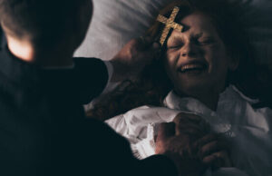 O femeie a fost „exorcizată” timp de nouă ore după ce a atacat un preot în timpul slujbei. Detalii terifiante