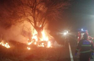 O tânără de 30 de ani a murit într-un accident îngrozitor, în Ialomița. Mașina a luat foc după ce a lovit un copac