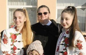 Tanti Artemisa din Bacău nu putea avea copii, așa că a adoptat 2 fete, născute la doar 4 zile distanță una de alta și abandonate de mamele lor naturale.Ce a aflat femeia acum, după 14 ani