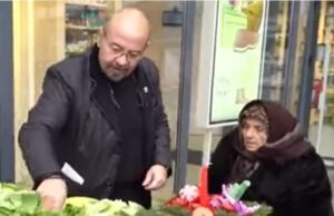 Mamaia Maria vindea la piață și primarul Piedone a ajutat-o. Ce gest a făcut