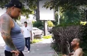 Ce i-a făcut tânărul tatuat din imagine unui cerșetor