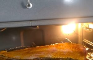 O femeie a băgat un file de pește în tava de cuptor, dar ceea ce a urmat i-a dat fiori. Ce a reușit să filmeze cu telefonul –»