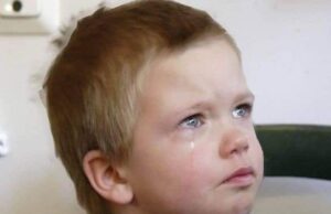 Părinții lui îl băteau pentru că are păduchi, îi vindeau jucăriile. Statul l-a dat spre adopție, dar a uimit pe toată lumea când, în prima zi, s-a dus la noii părinți și le-a întins o scrisoare. Atunci au înțeles părinții adoptivi ce trebuiau să facă. Ce scria băiatul