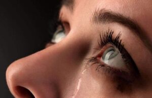 „Urma să mă căsătoresc cu Alin și a venit și momentul să merg să o cunosc pe mama lui. Am luat un buchet de flori și am bătut la ușă, împreună cu viitorul meu soț. Ne-a deschis o femeie de cincizeci și ceva de ani, m-am uitat la ea atent și din acea clipă viața mea avea să se schimbe complet”.