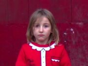 Crăciun trist și sărac pentru copiii unui sat din Caraș Severin: „Eu vreau o păpuşă”