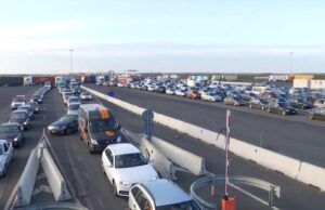 „Numai la noi e așa. Vă bateţi joc!”. Românii care se întorc acasă de sărbători aşteaptă ore întregi să intre în ţară