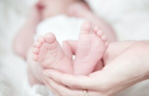 O femeie a născut într-o mașină inteligentă Tesla, în timp ce rula fără șofer spre maternitate