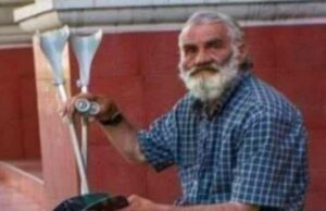 Nu mai mâncase de câteva zile și stătea în frig, într-un colț de bloc. O femeie l-a văzut și l-a luat într-un restaurant să îi cumpere ceva de mâncare. Patronul restaurantului nu a vrut sa-l servească batranel și i-a obligat să părăsescă localul… Ce a urmat, ne-a lăsat pe toți fără cuvinte..–>>